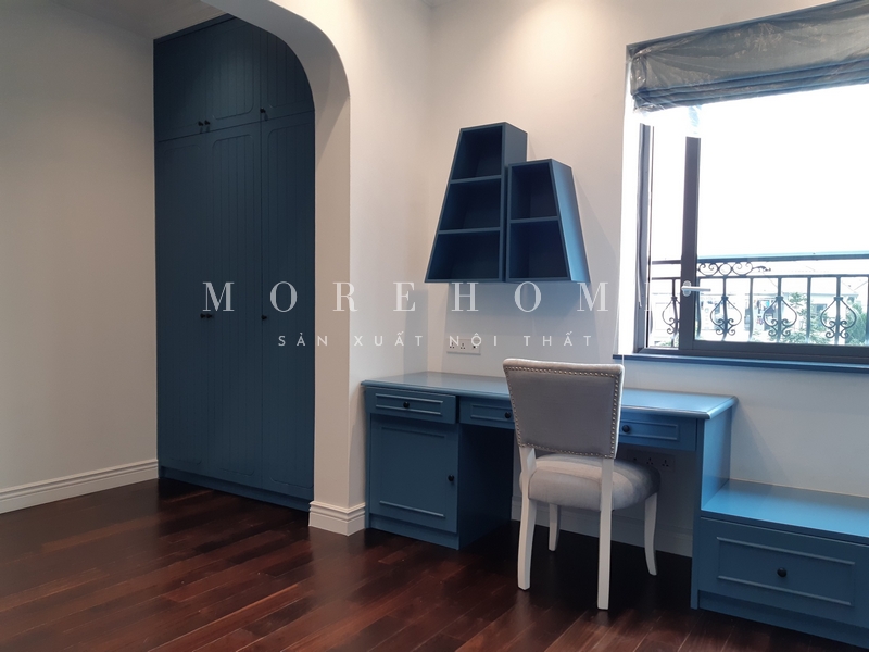 . Ghế gỗ tự nhiên bọc da màu be tan có thiết kế cổ điển, tạo cảm giác thoải mái êm ái khi ngồi trên, mang lại sự sang trọng cho không gian.