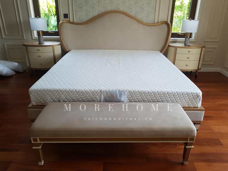 Thi công tab đầu giường tân cổ điển để trang trí thêm không gian, tạo ra một nơi thuận tiện để đặt đèn ngủ.